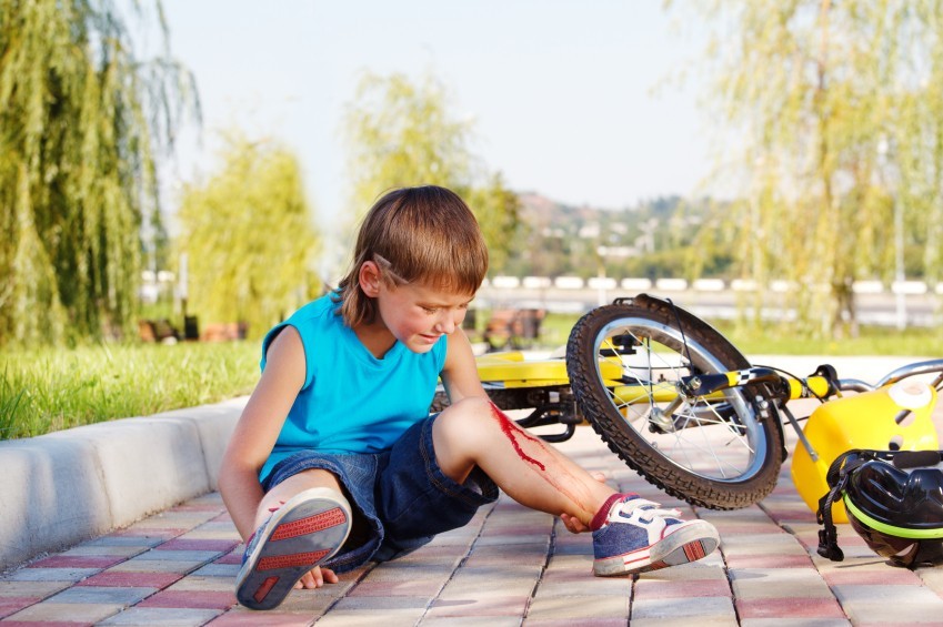 Junge-mit-aufgeschlagenem-Knie-nach-Fahrradsturz