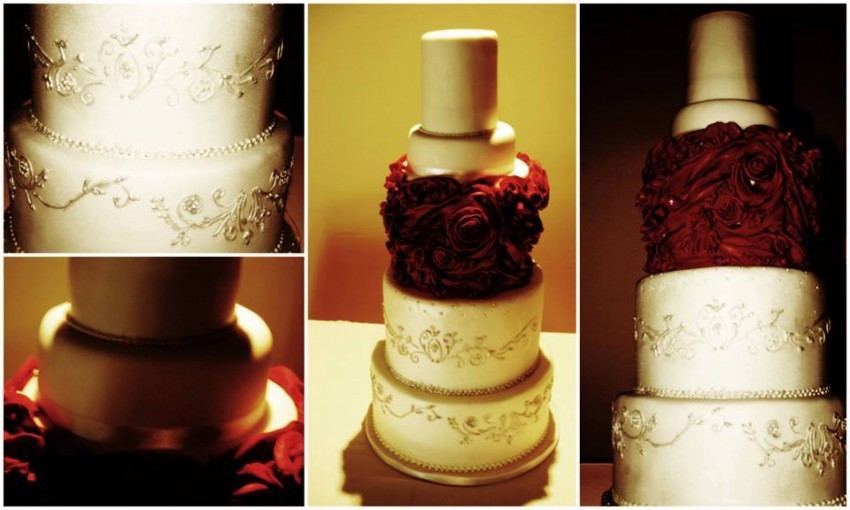 Hochzeitsorte mit roten Rosen und weißem Zylinder