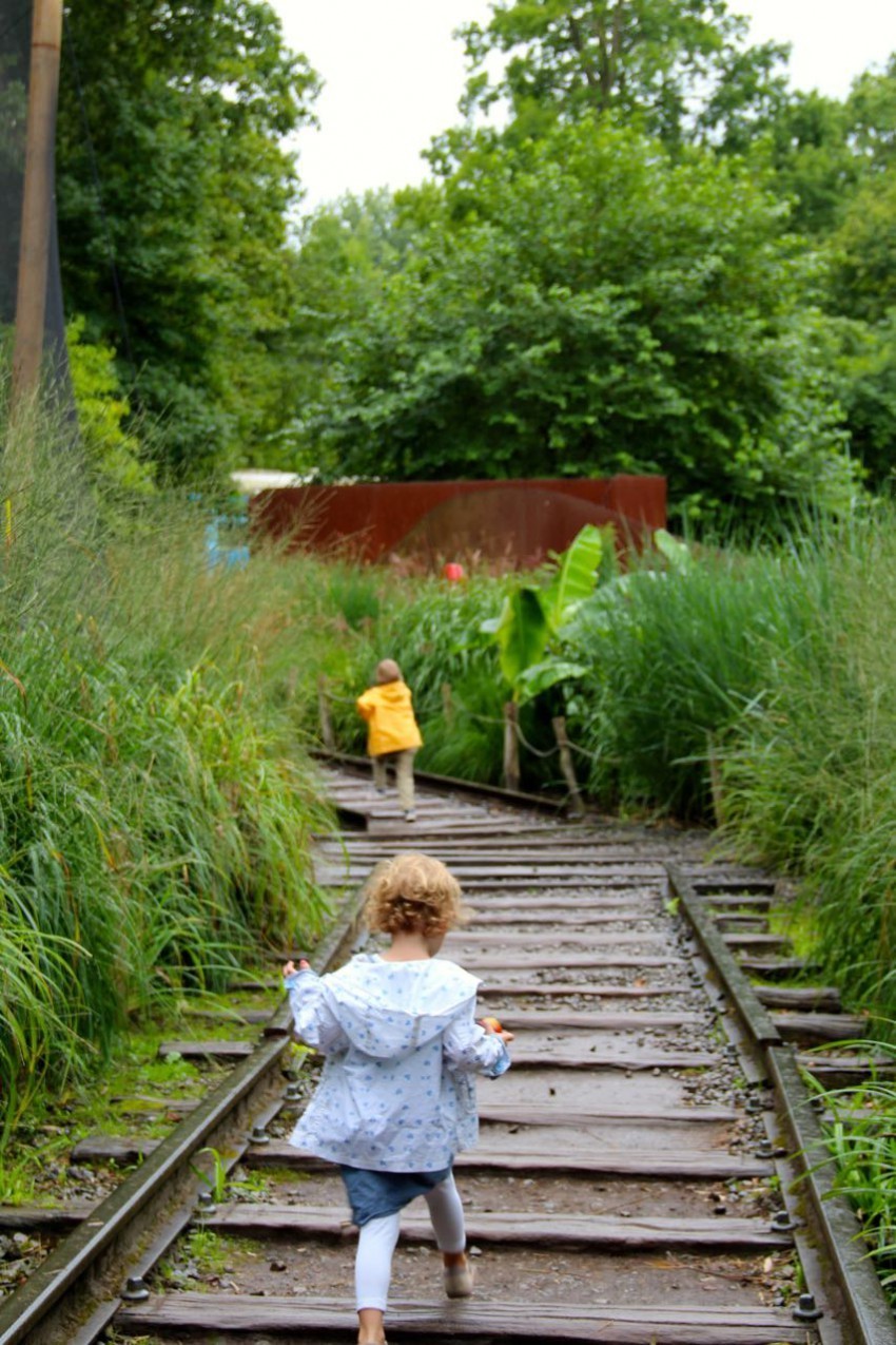Sophie's Kinder auf verlassenen Schienen im Park