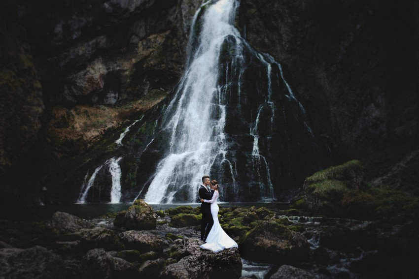 Hochzeitsinspiration-Brautpaarshooting vor Wasserfall