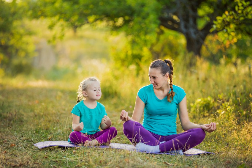 Kleine Kinder sind neugierig und wollen wissen, was Mama da macht. Die Kleinen in eure Yoga-Übungen zu integrieren ist leichter als ihr denkt! 