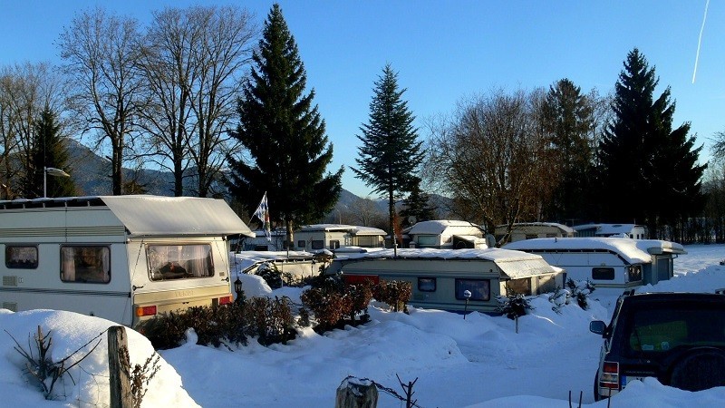 Aus dem Wohnwagen direkt in die winterliche Schneelandschaft: Ein Traum!
