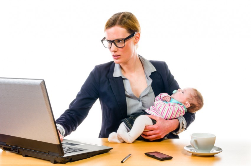 Mit dem Baby ins Büro? Berufstätigen Müttern bleibt oft nur die Option Kita. 