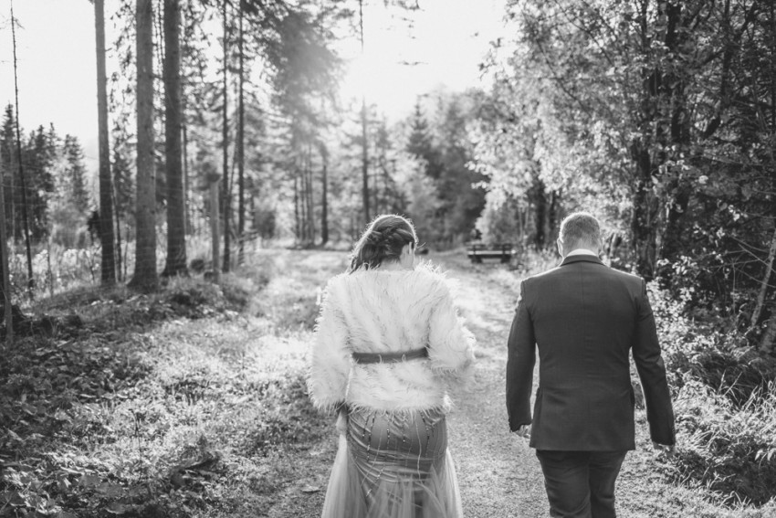 Brautpaar laufend-Hochzeit nicht in weiß