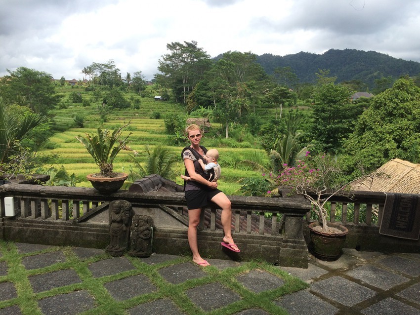Gabirela mit Sohn vor traumhafter Naturkulisse auf Bali