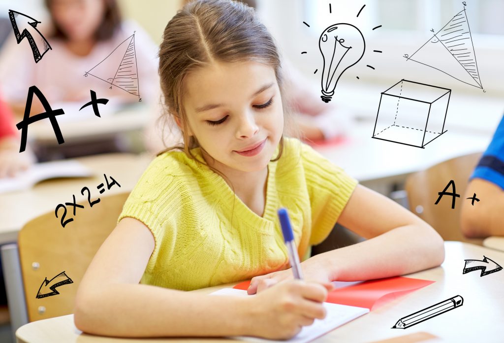Kinder lernen Mathematik im Klassenraum